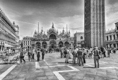 Venice, İtalya - 29 Nisan: turistler ikonik Piazza San Marco (San Marco Meydanı), sosyal, dini ve politik merkezi Venedik, İtalya, 29 Nisan 2018