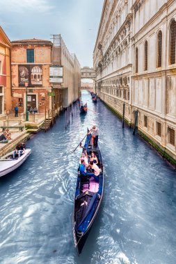 Venice, İtalya - 29 Nisan: Geleneksel gondol ikonik Bridge of Sighs bir büyük dönüm noktası ve gezi 29 Nisan 2018 Venedik, İtalya, scenic mimarisini ile