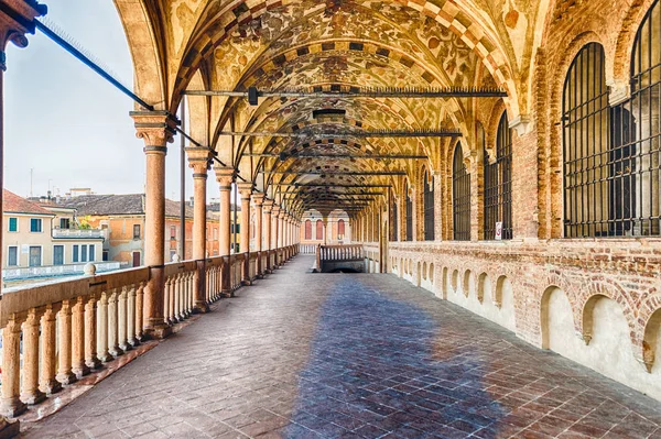 Padua, İtalya - 28 Nisan: dış balkon Palazzo della Ragione, Ortaçağ Belediye Binası ve Piazza delle Erbe, Padua, İtalya, 28 Nisan 2018 dönüm noktası olan doğal Loggia