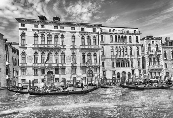 Benátky Itálie Dubna Tradiční Gondoly Malebnou Architekturou Podél Canal Grande — Stock fotografie