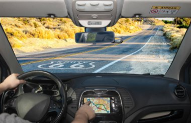 California, ABD tarihi Route 66 bir Gps navigasyon sistemi dokunmatik ekran kullanırken bir araba