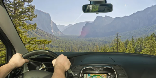 Conducir Coche Hacia Hermoso Valle Verde Parque Nacional Yosemite — Foto de Stock