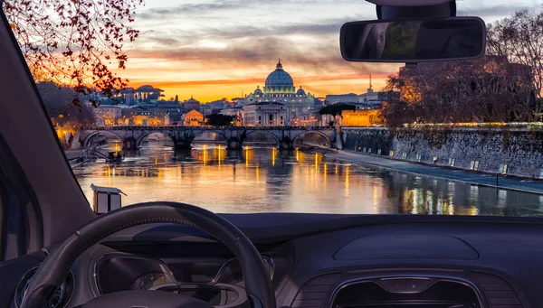 从一个汽车挡风玻璃看着圣彼得教堂的看法在一个美妙的日落在罗马 意大利 — 图库照片