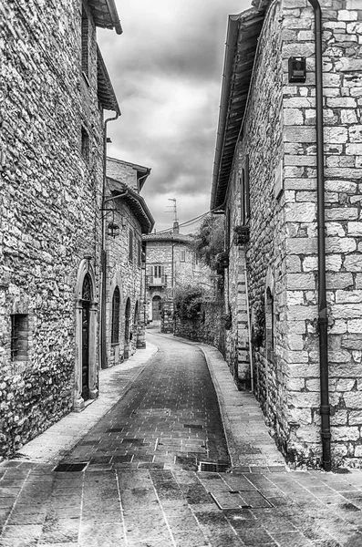 中央イタリアで最も美しい中世の町の一つであるアッシジの絵と古代の通りを歩く — ストック写真