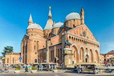 Padova, İtalya - 28 Nisan: St Anthony Bazilikası, ikonik simgesel yapı ve gezi 28 Nisan 2018 Padua, İtalya, cephe. Sekiz Uluslararası türbelerin Vatikan tarafından tanınan biridir