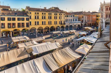 Padua, İtalya - 28 Nisan: Piazza delle Erbe, doğal Pazar Meydanı Padua, İtalya, 28 Nisan 2018 hava görünümünü. Piazza della Frutta ile yüzyıllar boyunca şehrin ticari merkezinde yapıldı