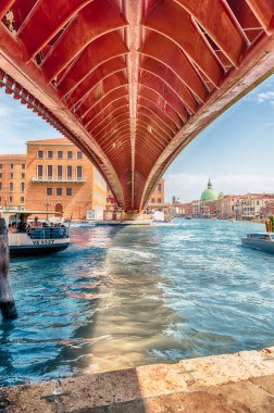 Venice, İtalya - 29 Nisan: tartışmalı Anayasa Venedik, İtalya'da 29 Nisan 2018 üzerinde köprü altında. Santiago Calatrava, köprü Garı 2008 yılında starchitect tarafından tasarlanan