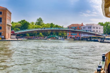 Venice, İtalya - 29 Nisan: tartışmalı Anayasa Köprüsü Venedik, İtalya üzerinde 29 Nisan 2018 üzerinde yürüyen turist. Santiago Calatrava, köprü Garı 2008 yılında starchitect tarafından tasarlanan