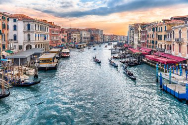 Venice, İtalya - 29 Nisan: Doğal görünümünü gün batımında Grand Canal ikonik Rialto Köprüsü, Venedik, İtalya, 29 Nisan 2018 üzerinde görüldüğü gibi büyük dönüm noktası aşağıdakilerden