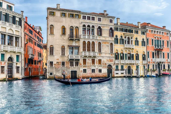 Benátky Itálie Dubna Tradiční Gondola Malebnou Architekturou Podél Canal Grande — Stock fotografie