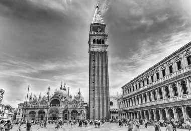 Venice, İtalya - 29 Nisan: turistler ikonik Piazza San Marco (San Marco Meydanı), sosyal, dini ve politik merkezi Venedik, İtalya, 29 Nisan 2018