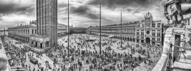 Venice, İtalya - 29 Nisan: Hava panoramik turistler ikonik Piazza San Marco (San Marco Meydanı), sosyal, dini ve politik merkezi Venedik, İtalya, 29 Nisan 2018