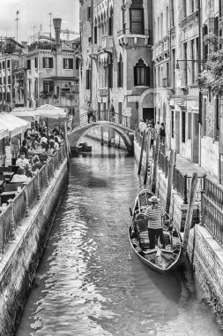 Venice, İtalya - 29 Nisan: Geleneksel gondol kanal Castello bölgesinde, Venedik, İtalya, 29 Nisan 2018 Rio di S. Provoio boyunca doğal mimarisi ile