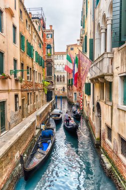 Venice, İtalya - 29 Nisan: Geleneksel gondol Rio de la Verona, Venedik, İtalya, 29 Nisan 2018 St Mark'ın bölgesinde kanal boyunca doğal mimarisi ile