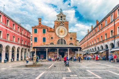 Venice, İtalya - 29 Nisan: Cephe San Giacomo di Rialto Church of San Polo bölge, Venedik, İtalya, 29 Nisan 2018. Bu geleneksel olarak sözde yıl 421 kutsanan şehrin en eski Kilisesi olarak kabul edilir