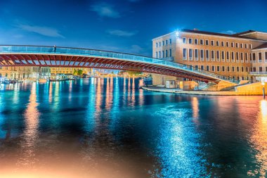 Venice, İtalya - 29 Nisan: Gece görünümü tartışmalı Anayasa Köprüsü Venedik, İtalya için 29 Nisan 2018. Santiago Calatrava, köprü Garı 2008 yılında starchitect tarafından tasarlanan