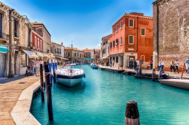 Venice, İtalya - 30 Nisan: Görünümü ada, Murano, Venedik, İtalya, 30 Nisan 2018 doğal kanal Rio dei Vetrai üzerinde. Adanın turistler, onun cam yapımında ünlü için popüler bir cazibe olduğunu