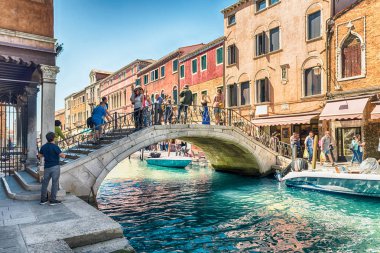 Venice, İtalya - 30 Nisan: Görünümü ada, Murano, Venedik, İtalya, 30 Nisan 2018 doğal kanal Rio dei Vetrai üzerinde. Adanın turistler, onun cam yapımında ünlü için popüler bir cazibe olduğunu
