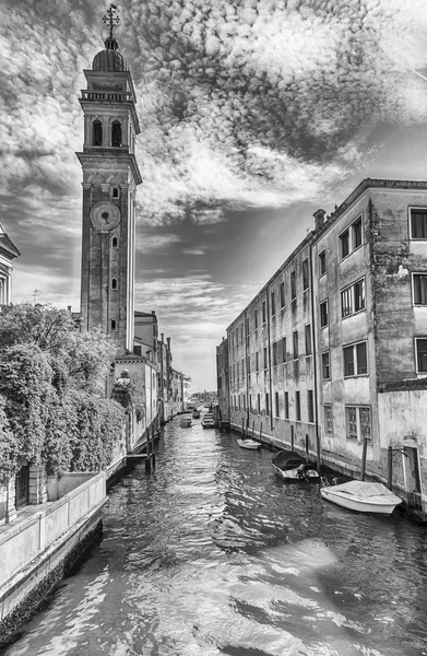 意大利威尼斯 4月29日 游览运河里的风景建筑 在意大利威尼斯的卡斯特罗区 Greci 和希腊圣乔治教堂的倾斜钟楼 — 图库照片