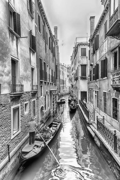 Benátky Itálie Dubna Tradiční Gondoly Malebnou Architekturou Podél Kanálu Rio — Stock fotografie