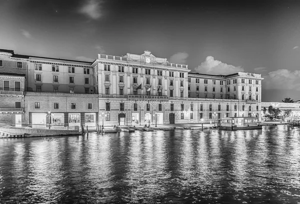 意大利威尼斯 4月29日 风景秀丽的建筑沿大运河与美丽的反射在坎纳雷乔区 威尼斯 意大利 2018年4月29日 — 图库照片
