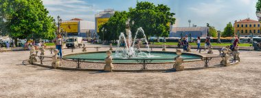 Padua, İtalya - 28 Nisan: Doğal karesiyle Prato della Valle ve Padua, 28 Nisan 2018 yılında güzel çeşmesinin. Bu İtalya en büyük Meydanı, en büyük biri ise Avrupa'nın