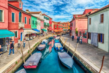 Venice, İtalya - 30 Nisan: Ada Burano, Venedik, İtalya, 30 Nisan 2018 kanalda boyunca renkli evleri. Adanın picturesque mimarisi nedeniyle turistler için popüler bir cazibe olduğunu