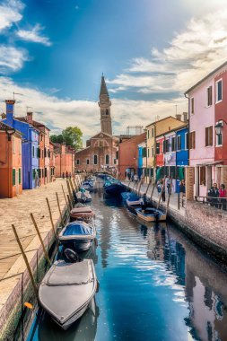 Venice, İtalya - 30 Nisan: Ada Burano, Venedik, İtalya, 30 Nisan 2018 kanalda boyunca renkli evleri. Adanın picturesque mimarisi nedeniyle turistler için popüler bir cazibe olduğunu
