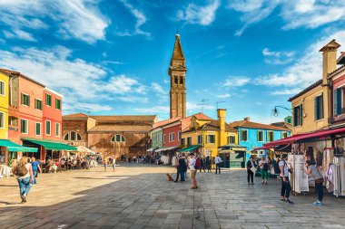 Venice, İtalya - 30 Nisan: turist Burano ana kare adada, Venedik, İtalya, 30 Nisan 2018 yürüme. Adanın picturesque mimarisi nedeniyle turistler için popüler bir cazibe olduğunu