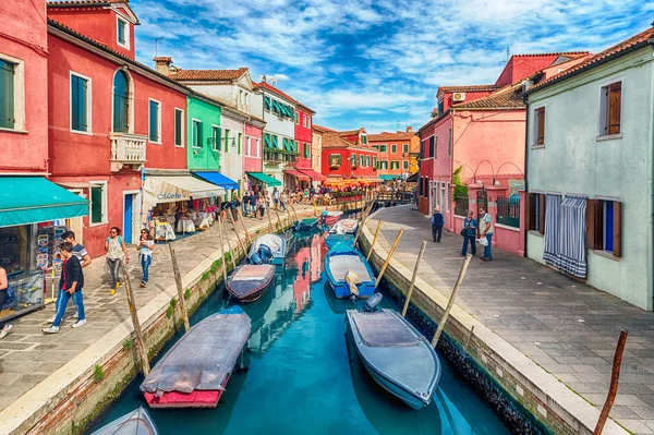 ヴェネツィア イタリア 2018 日イタリアのベネチア ブラーノ島の運河沿いのカラフルな住宅 島はその美しいアーキテクチャにより観光客のための人気のあるアトラクションです — ストック写真