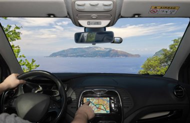 Bir Sorrento Peninsula doğru bir Gps navigasyon sistemi dokunmatik ekran kullanırken Capri, Napoli Körfezindeki, İtalya görüldüğü gibi araba