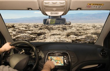 Şeytan'ın Golf Sahası, Death Valley, ABD doğru bir Gps navigasyon sisteminin dokunmatik ekran kullanırken bir araba