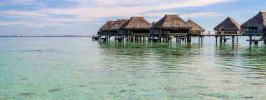 Moorea 'da deniz aşırı bungalovlar, Fransız Polinezyası