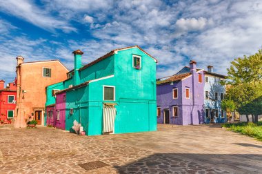 Geleneksel renkli boyalı evleri Burano adası, Venedik, İtalya. Adanın picturesque mimarisi nedeniyle turistler için popüler bir cazibe olduğunu