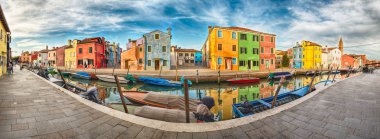Panoramik kanal Burano adası, Venedik, İtalya, tarih boyunca renkli evlerin. Adanın picturesque mimarisi nedeniyle turistler için popüler bir cazibe olduğunu