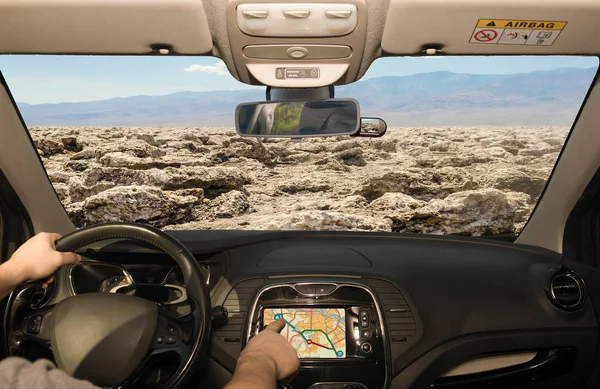 Şeytan'ın Golf Sahası, Death Valley, ABD doğru bir Gps navigasyon sisteminin dokunmatik ekran kullanırken bir araba