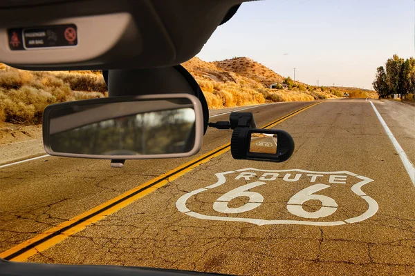 Ön cama monte edilmiş, Kaliforniya, ABD 'de tarihi otoyol manzaralı, kaldırım tabelası olan bir araç kamerasından bakıyorum.
