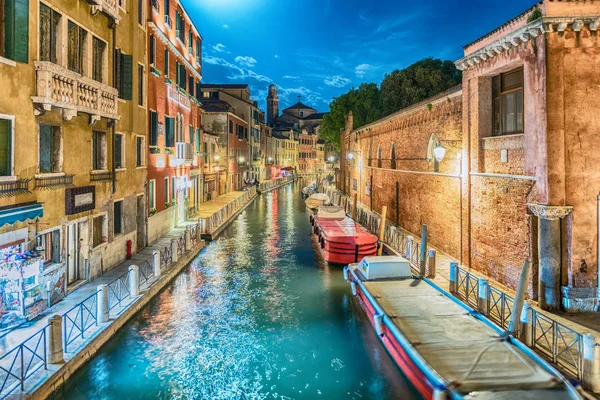 Vista Sobre Pintoresco Canal Por Noche Distrito Santa Croce Venecia —  Fotos de Stock