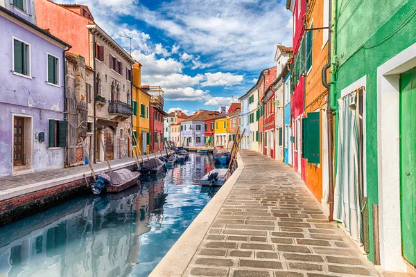 イタリアのヴェネツィア ブラーノ島の運河沿いのカラフルな塗装の家 絵のように美しい建築で観光客に人気の島です — ストック写真