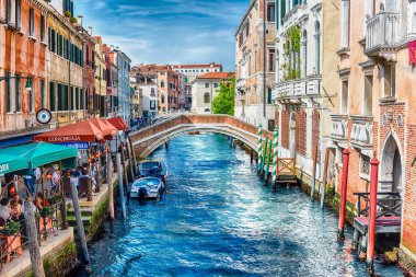 Venice, İtalya - 29 Nisan: Geleneksel gondol kanal Castello bölgesinde, Venedik, İtalya, 29 Nisan 2018 Rio dei Greci boyunca doğal mimarisi ile