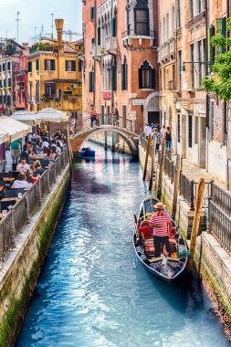 Venice, İtalya - 29 Nisan: Geleneksel gondol kanal Castello bölgesinde, Venedik, İtalya, 29 Nisan 2018 Rio di S. Provoio boyunca doğal mimarisi ile