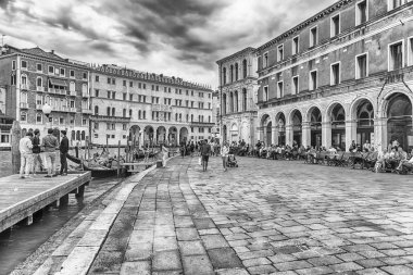 Venice, İtalya - 29 Nisan: Erberia meydanında, Grand Canal yanında Rialto Köprüsü, Venedik, İtalya, 29 Nisan 2018 yürüyen turist