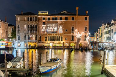 Venice, İtalya - 29 Nisan: gece doğal anıtsal heykel 