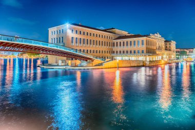 Venice, İtalya - 29 Nisan: Gece görünümü tartışmalı Anayasa Köprüsü Venedik, İtalya için 29 Nisan 2018. Santiago Calatrava, köprü Garı 2008 yılında starchitect tarafından tasarlanan
