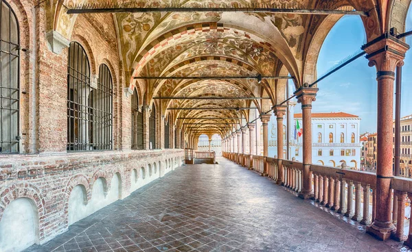 Padua, İtalya - 28 Nisan: dış balkon Palazzo della Ragione, Ortaçağ Belediye Binası ve Piazza delle Erbe, Padua, İtalya, 28 Nisan 2018 dönüm noktası olan doğal Loggia