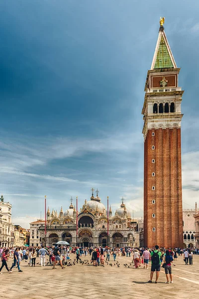 Venice, İtalya - 29 Nisan: turistler ikonik Piazza San Marco (San Marco Meydanı), sosyal, dini ve politik merkezi Venedik, İtalya, 29 Nisan 2018