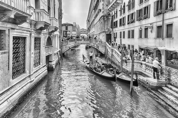 Venezia Italia Aprile Gondole Tradizionali Con Architettura Scenica Lungo Canale — Foto Stock