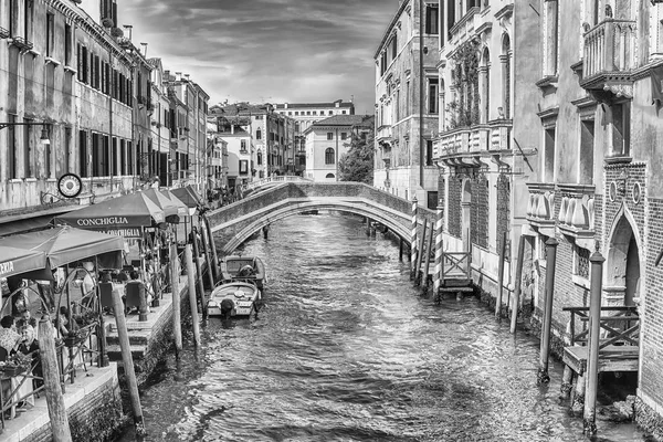 Venice Itália Abril Gôndolas Tradicionais Com Arquitetura Cênica Longo Canal — Fotografia de Stock