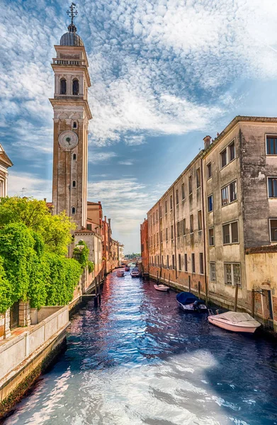ヴェネツィア イタリア グレチ運河とカステッロ地区のヴェネツィア イタリア 2018 日のギリシャ人の ジョージ教会のベル斜塔に沿って風光明媚なアーキテクチャ — ストック写真