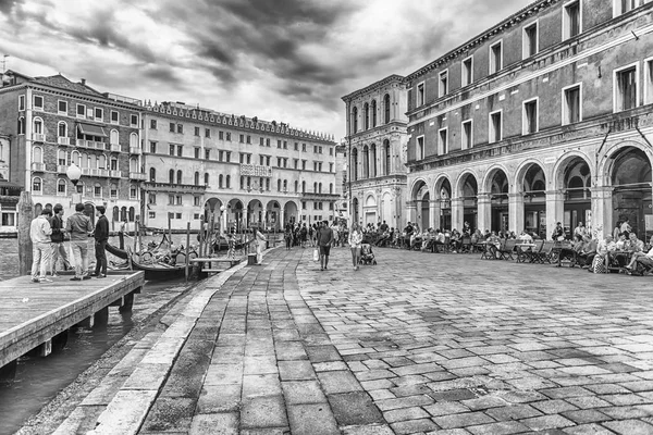 Venice, İtalya - 29 Nisan: Erberia meydanında, Grand Canal yanında Rialto Köprüsü, Venedik, İtalya, 29 Nisan 2018 yürüyen turist